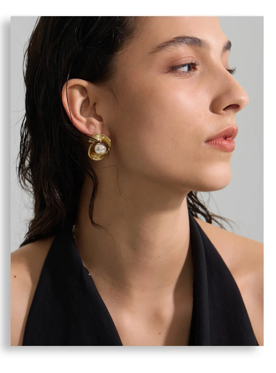 Pearl geometric earrings in gold-plated stainless steel with pearl.
