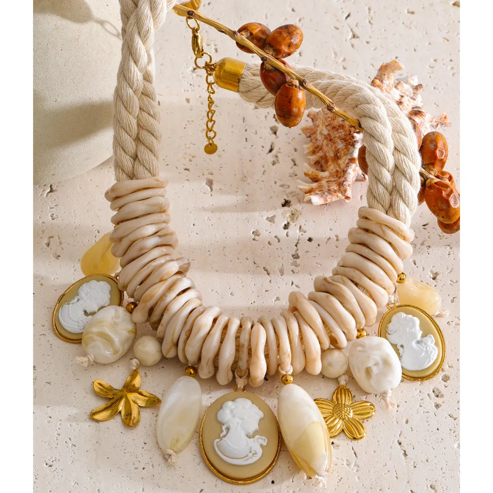 Resin flower geometric necklace in gold-plated stainless steel with resin.