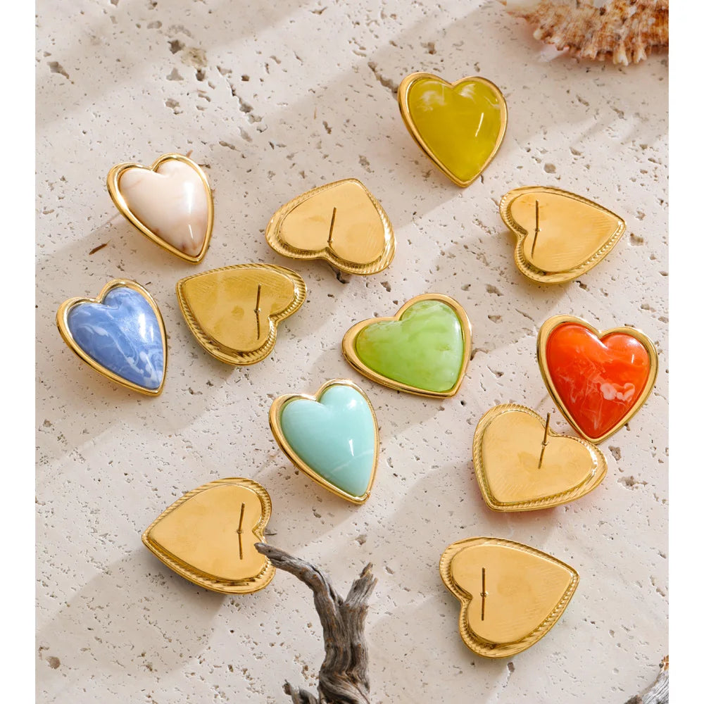 Resin acrylic heart earrings in gold-plated stainless steel with resin and acrylic.