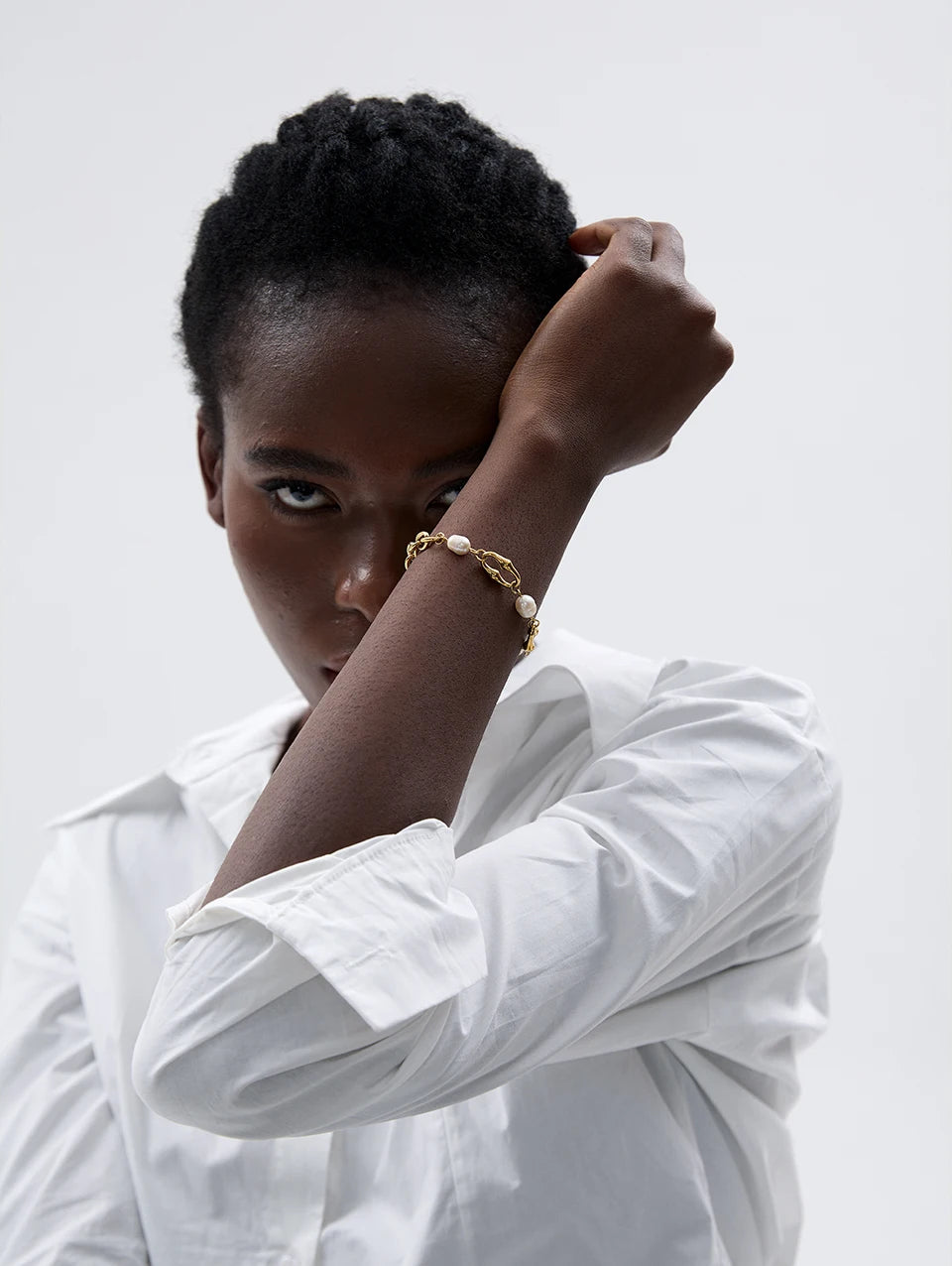 Freshwater pearl geometric chain necklace in gold-plated stainless steel with freshwater pearl.