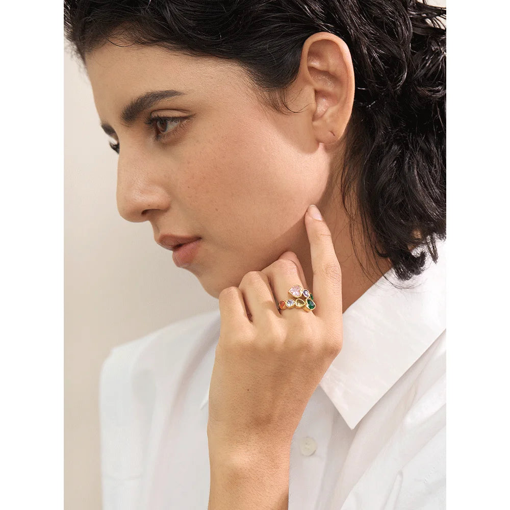 Cubic zirconia heart ring in 18K gold-plated stainless steel with cubic zirconia.