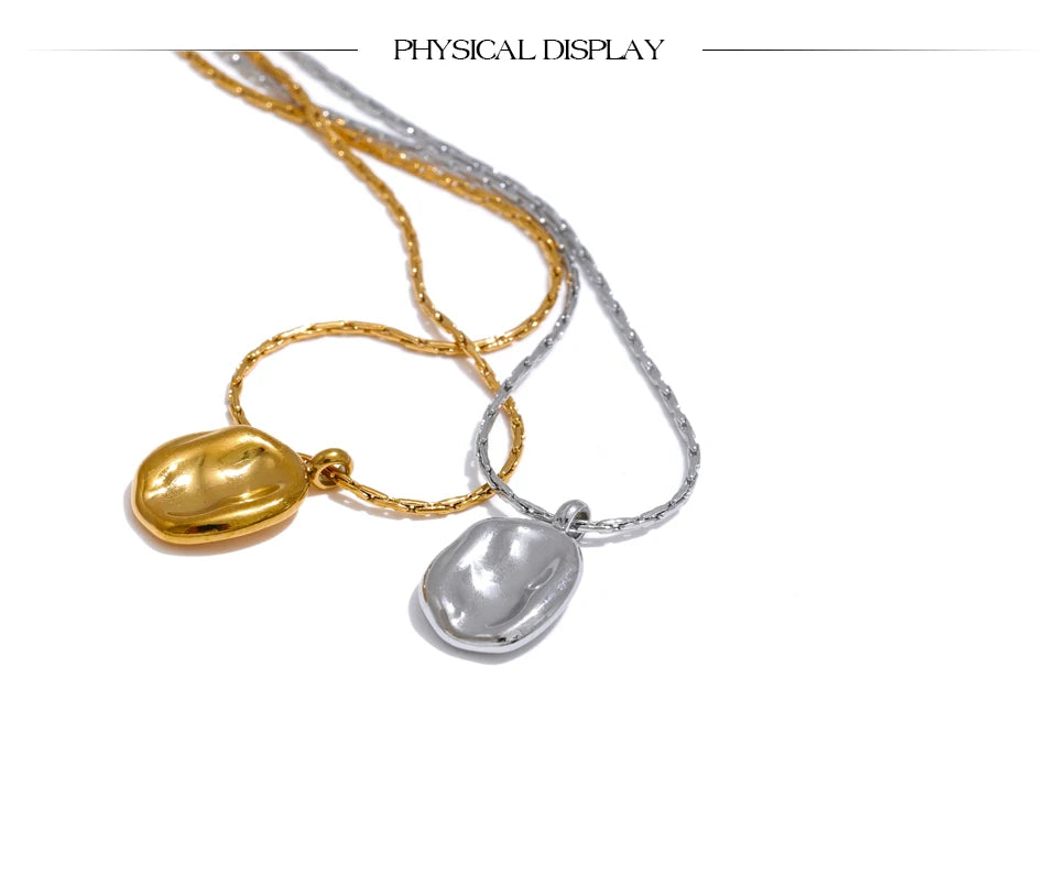 Hammered minimalist geometric necklace in gold-plated stainless steel.