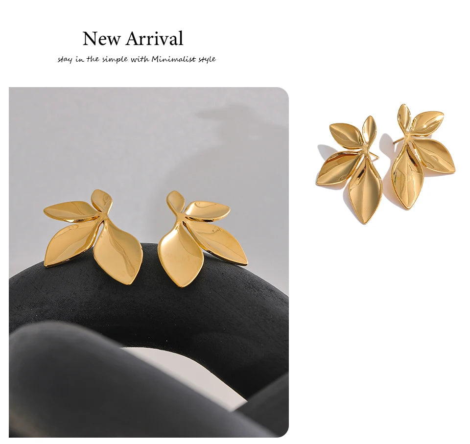 Flower geometric earrings in gold-plated stainless steel.