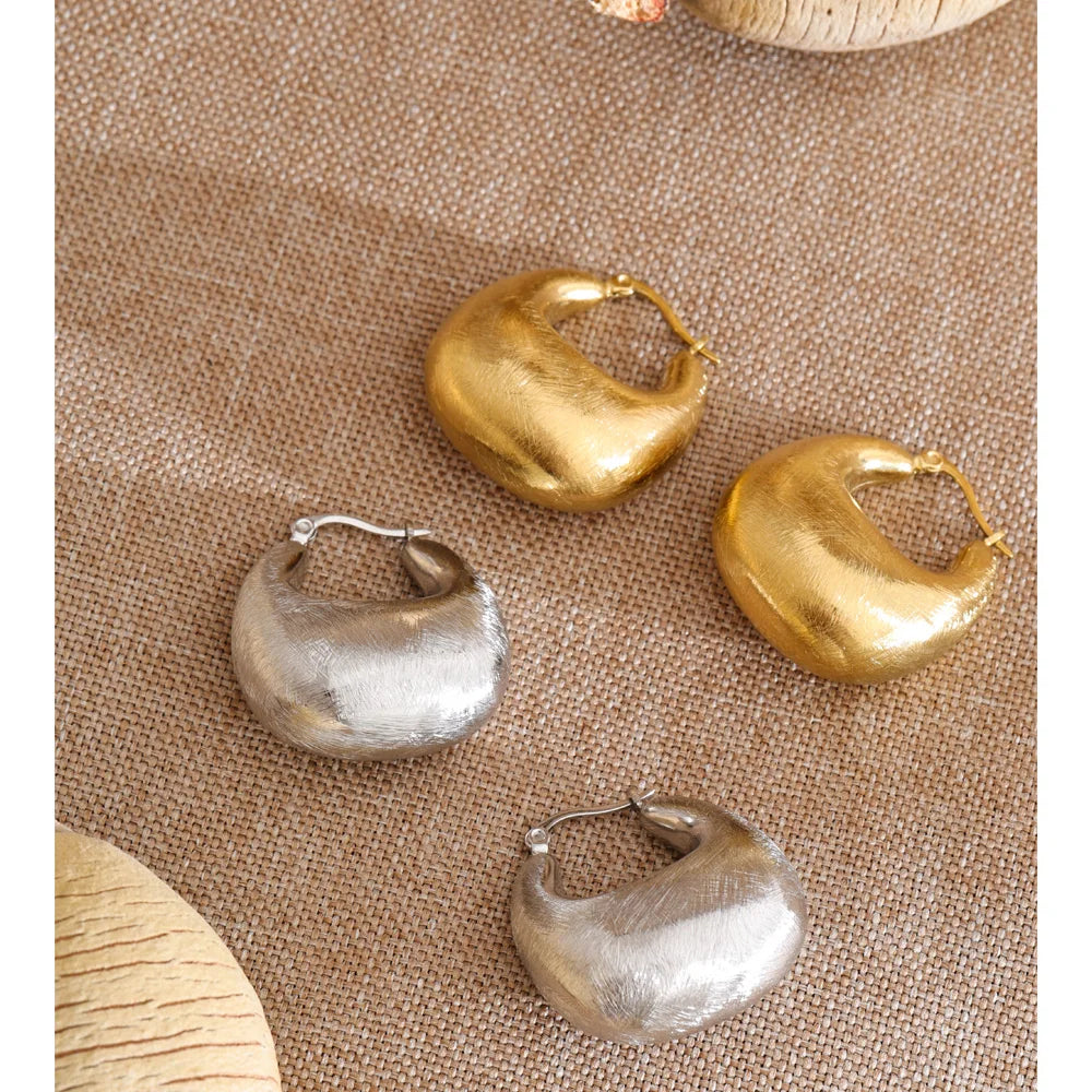 Geometric earrings in gold-plated stainless steel.