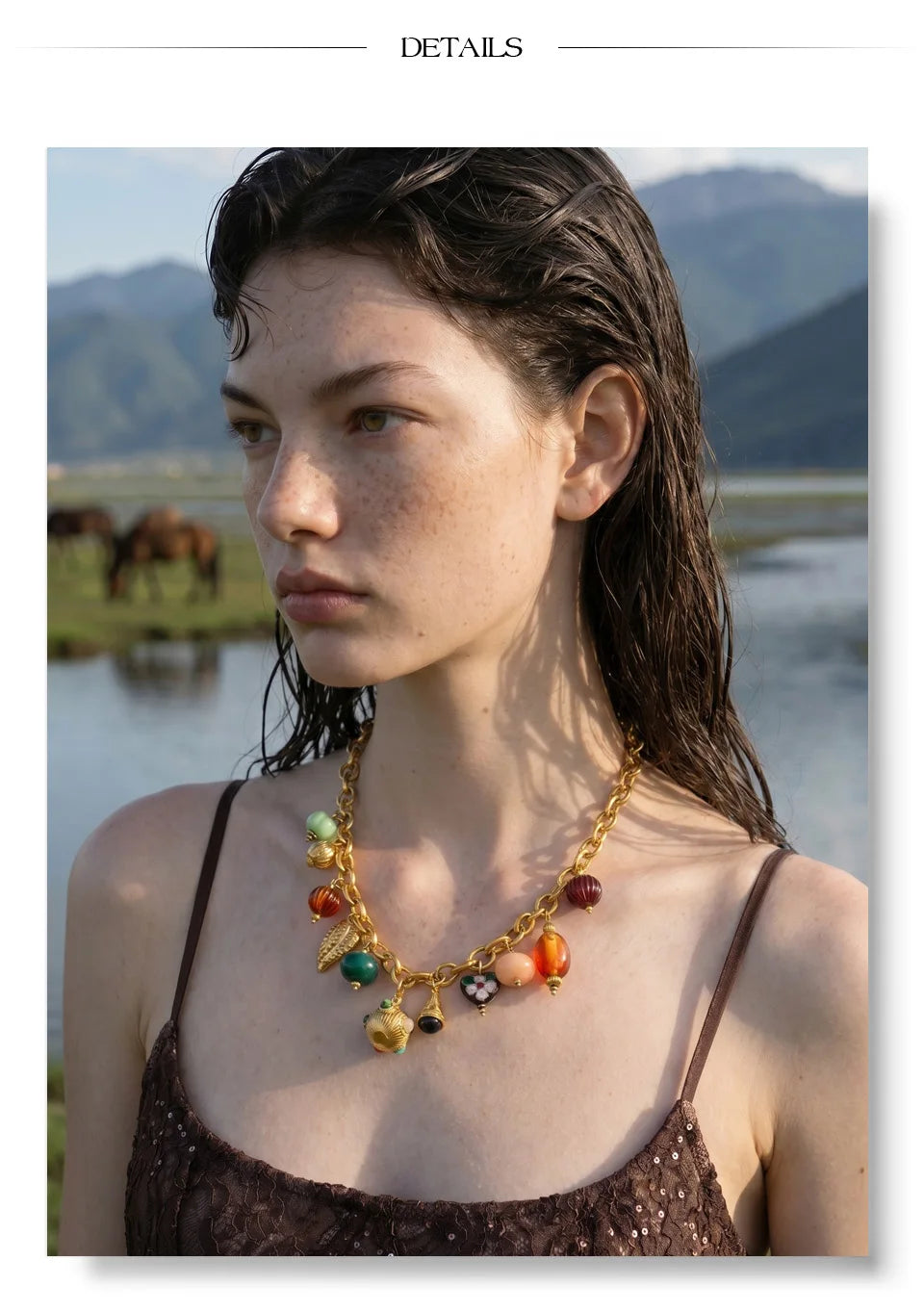 Resin heart geometric necklace in gold-plated stainless steel with resin.
