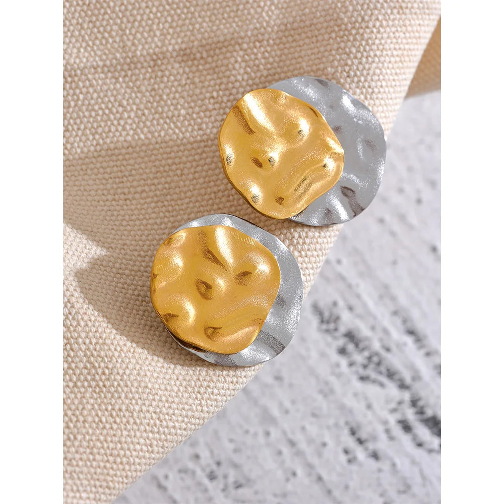 Geometric earrings in gold-plated stainless steel.