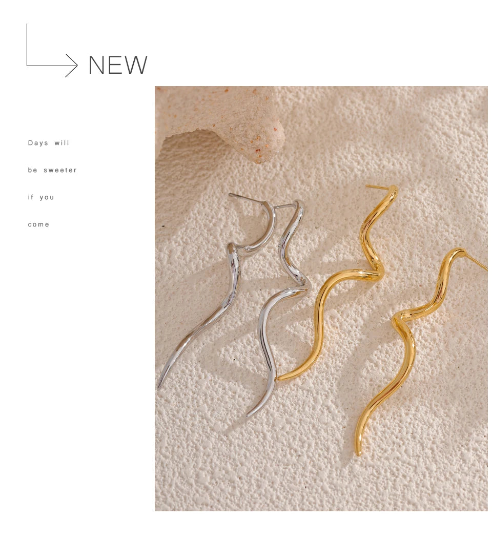 Minimalist geometric earrings in gold-plated stainless steel.