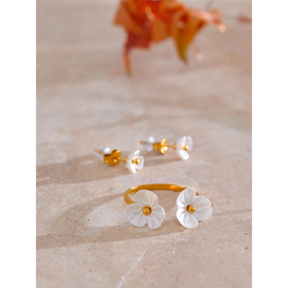Resin flower earrings in gold-plated stainless steel with resin.