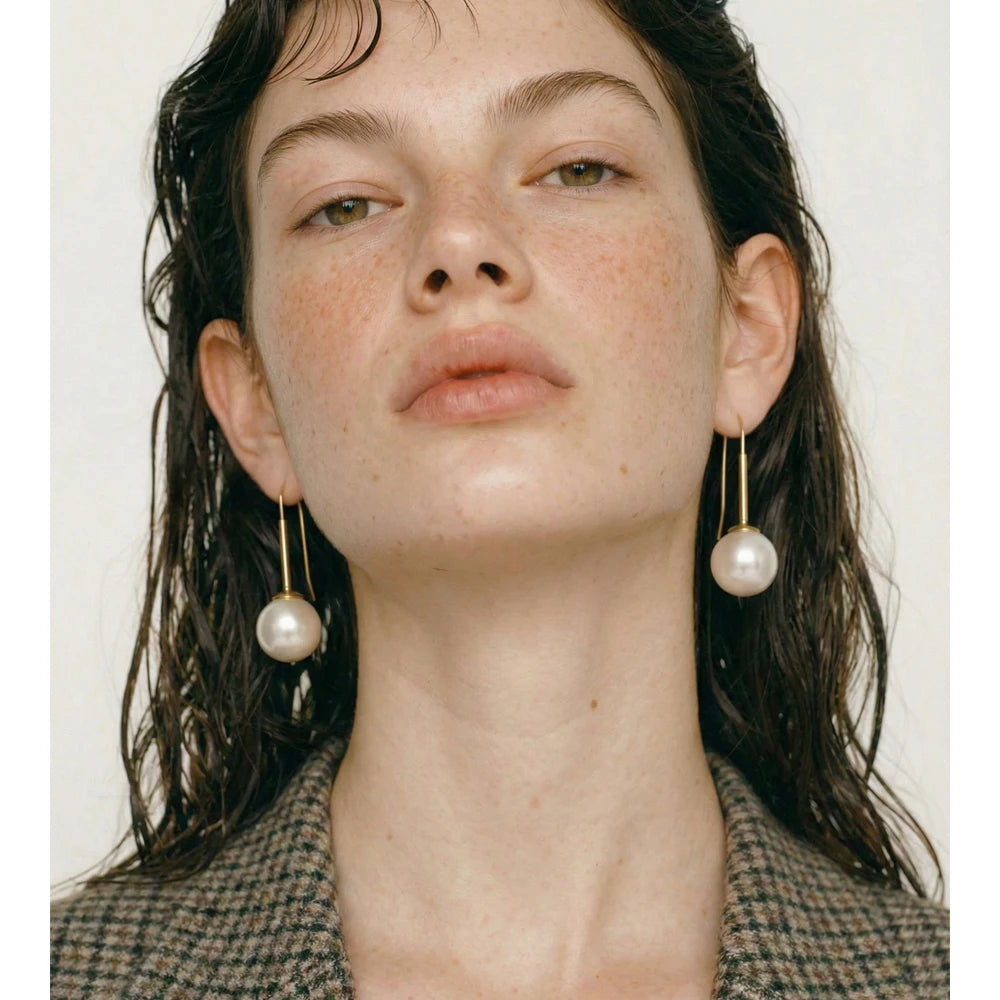 Pearl geometric earrings in gold-plated stainless steel with pearl.