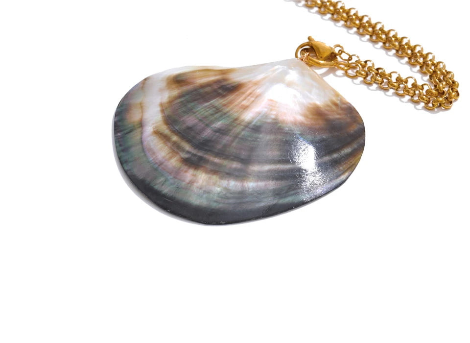 Pearl shell geometric necklace in gold-plated stainless steel with pearl and shell.