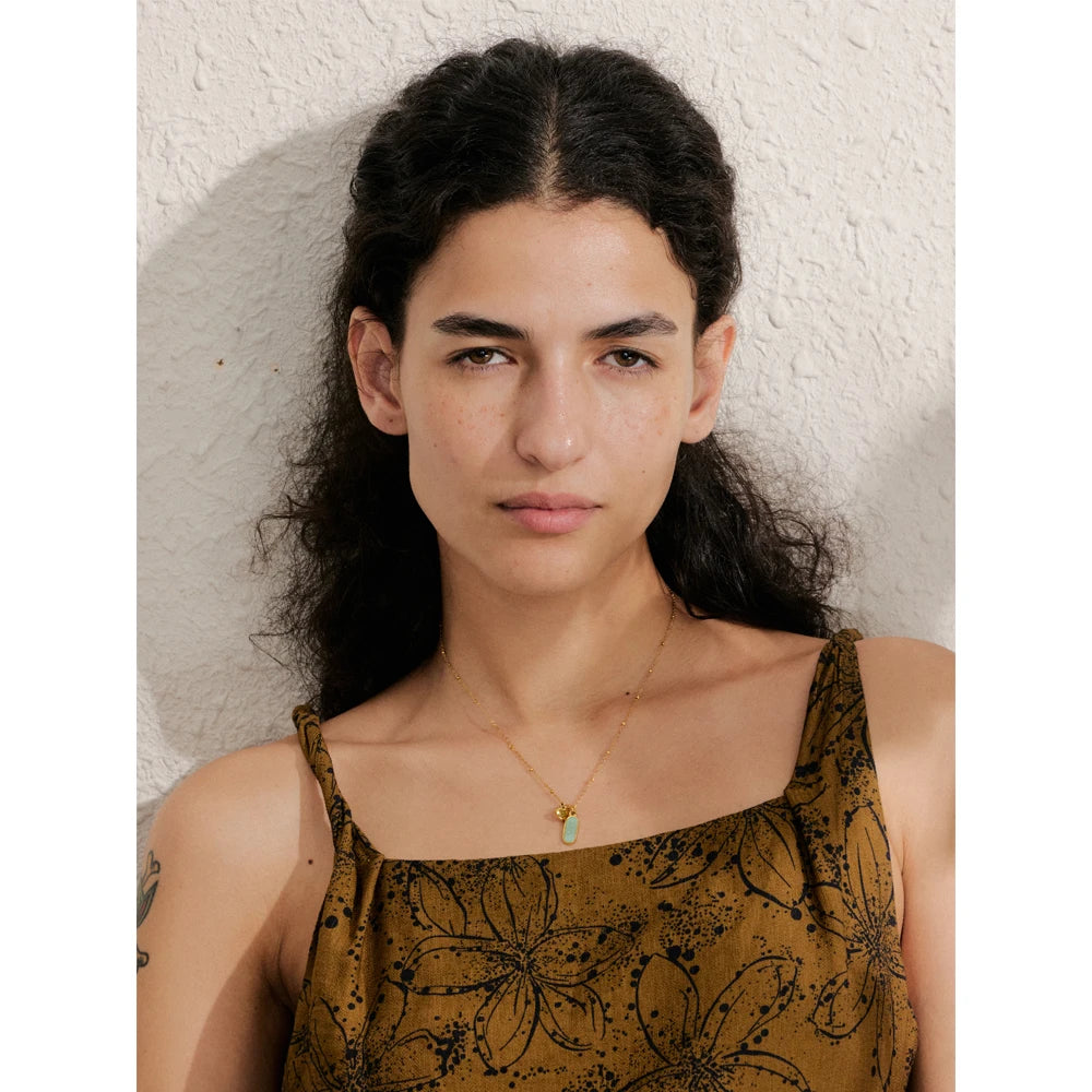 Natural stone heart geometric necklace in gold-plated stainless steel with natural stone.