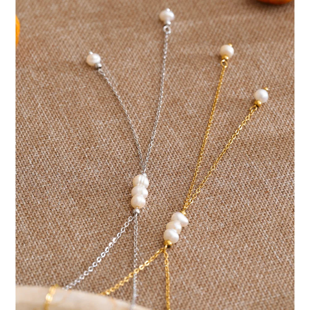 Freshwater pearl geometric chain necklace in gold-plated stainless steel with freshwater pearl.