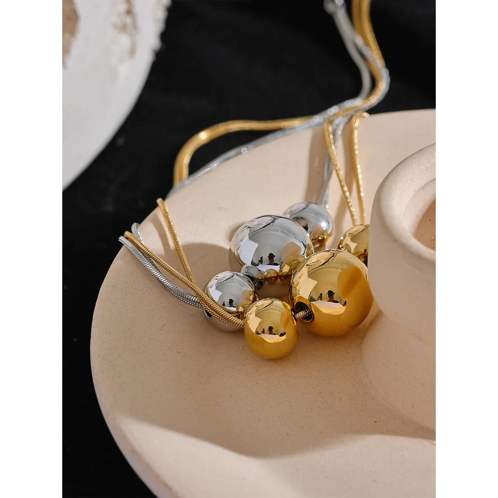 Beaded geometric chain necklace in gold-plated 316L stainless steel.