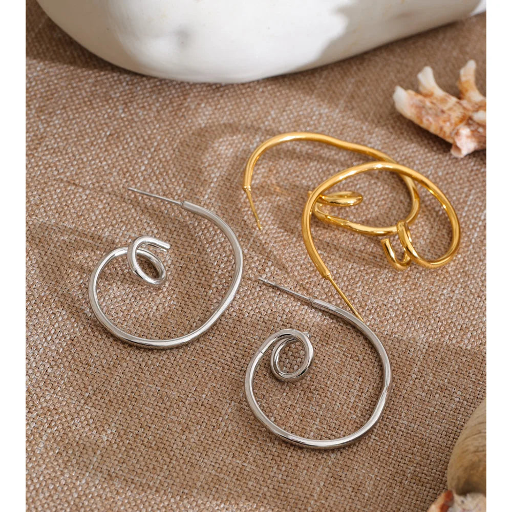 Geometric earrings in gold-plated stainless steel.