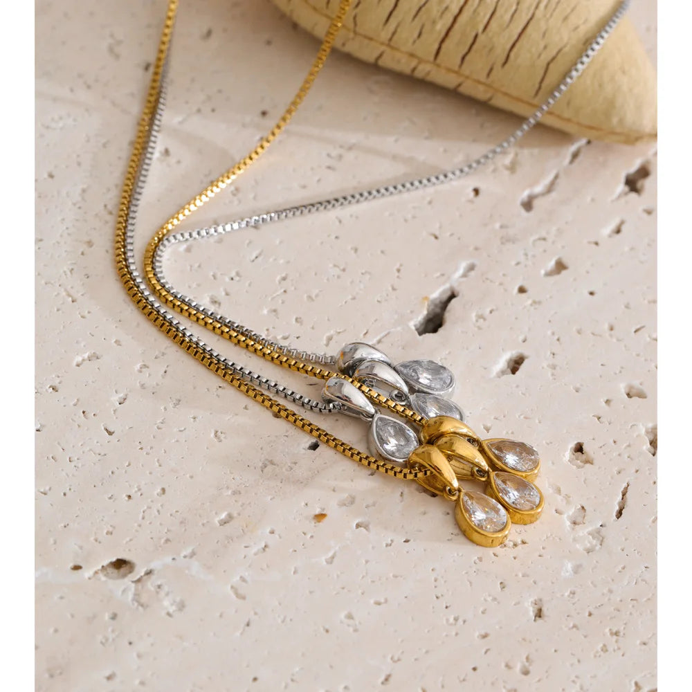 Cubic zirconia geometric necklace in gold-plated stainless steel with cubic zirconia.