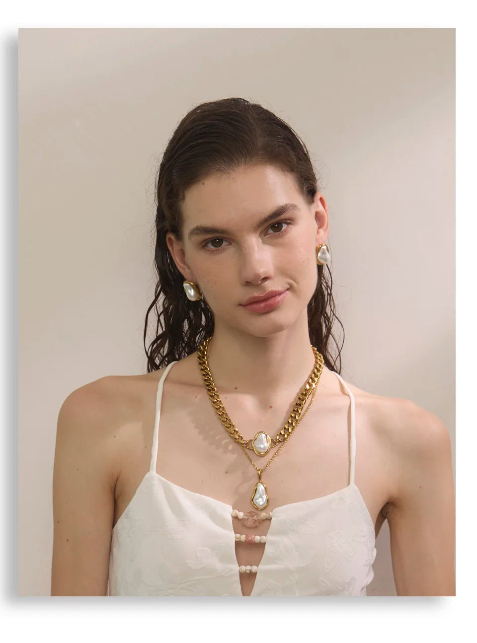 Pearl geometric chain earrings in gold-plated stainless steel with pearl.