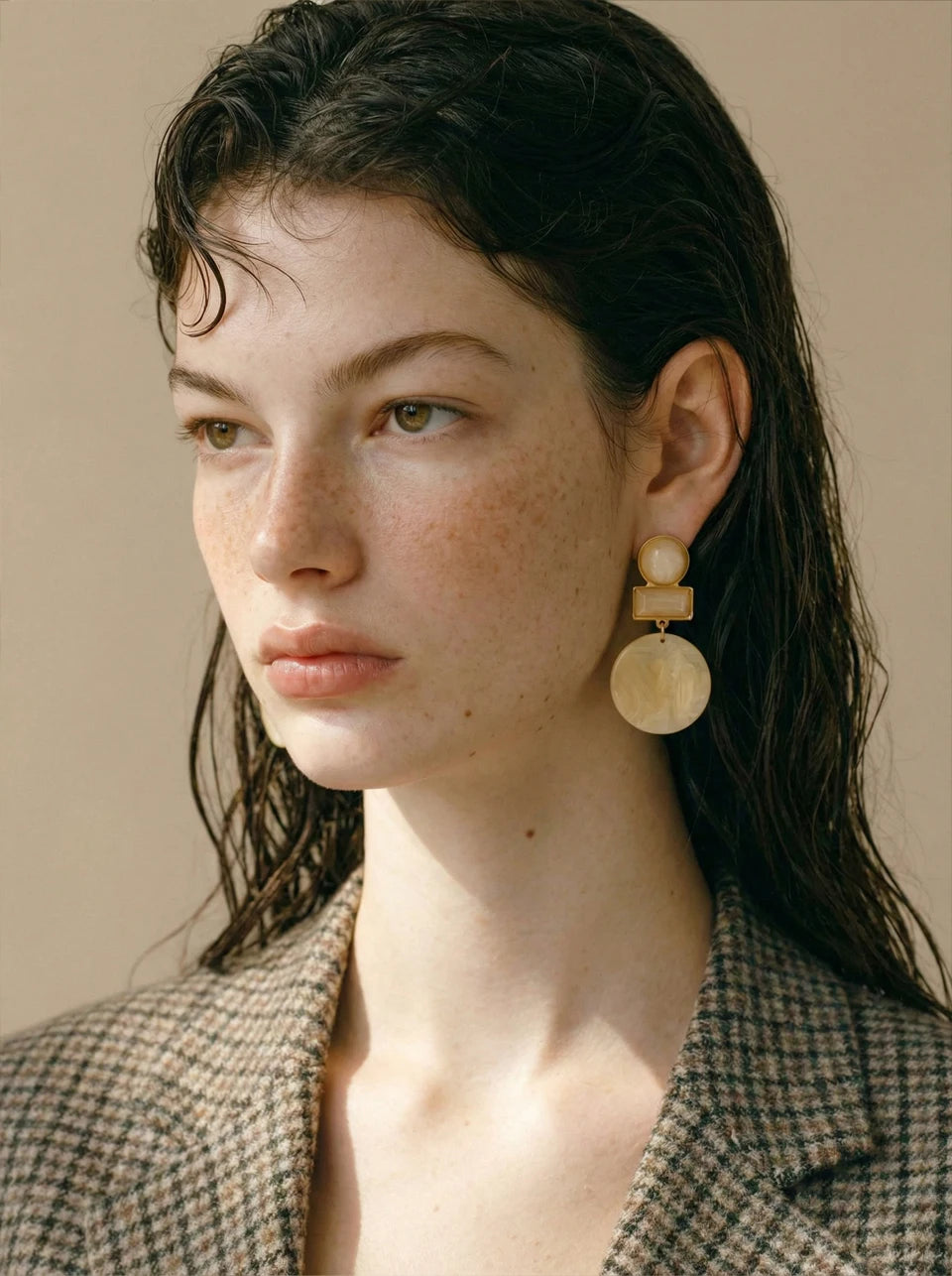 Resin geometric earrings in gold-plated stainless steel with resin.