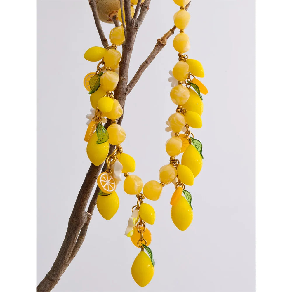 Resin geometric necklace in gold-plated stainless steel with resin.