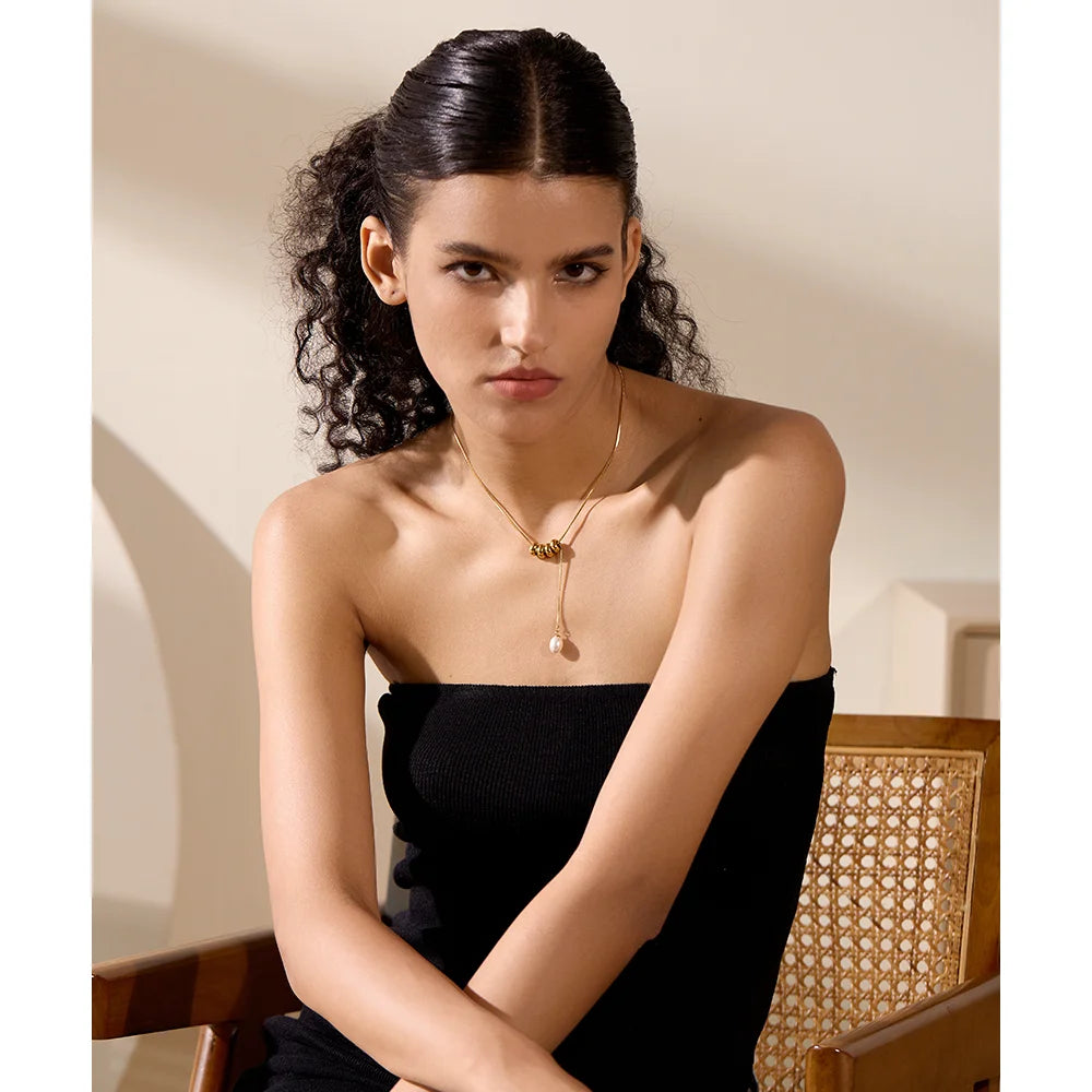 Pearl beaded geometric necklace in gold-plated stainless steel with pearl.