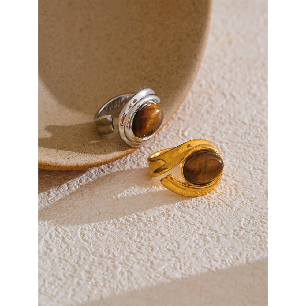 Natural stone geometric ring in gold-plated stainless steel with natural stone.