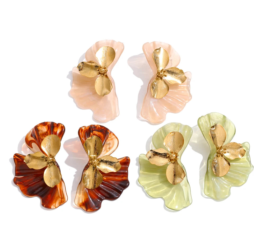 Green resin flower earrings in gold-plated stainless steel with resin.