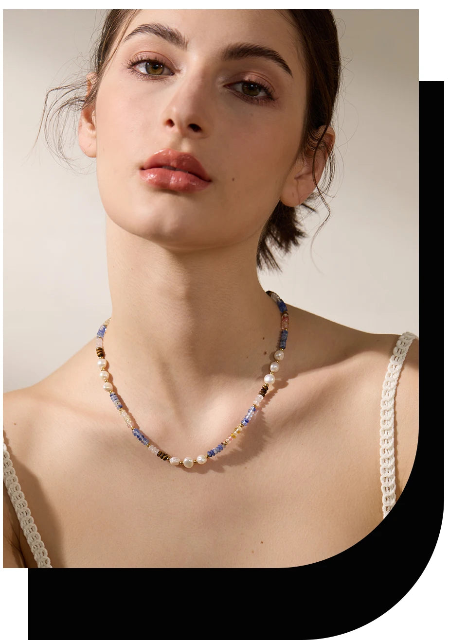 Freshwater pearl natural stone beaded necklace in gold-plated stainless steel with freshwater pearl and natural stone.
