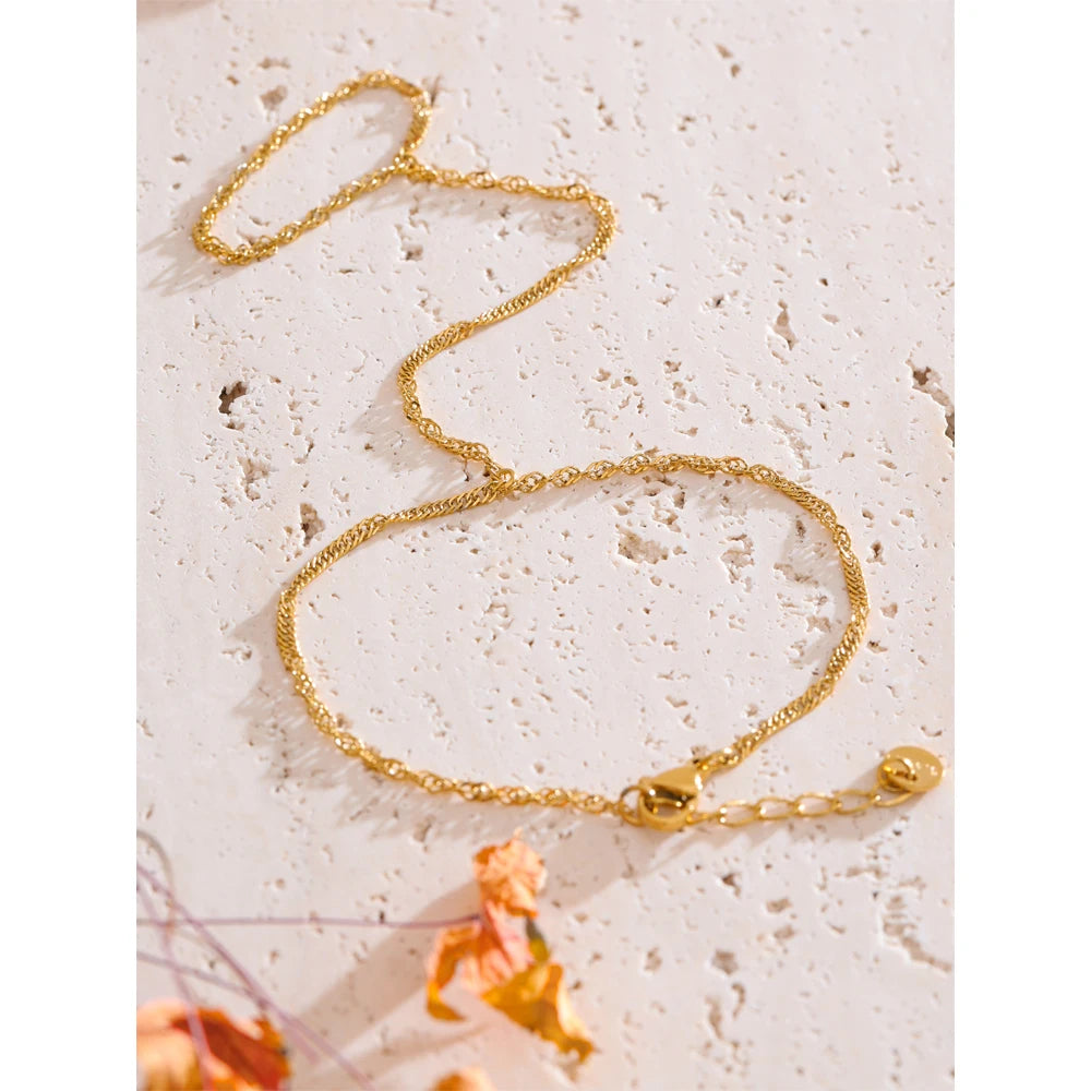Minimalist geometric chain necklace in gold-plated stainless steel.