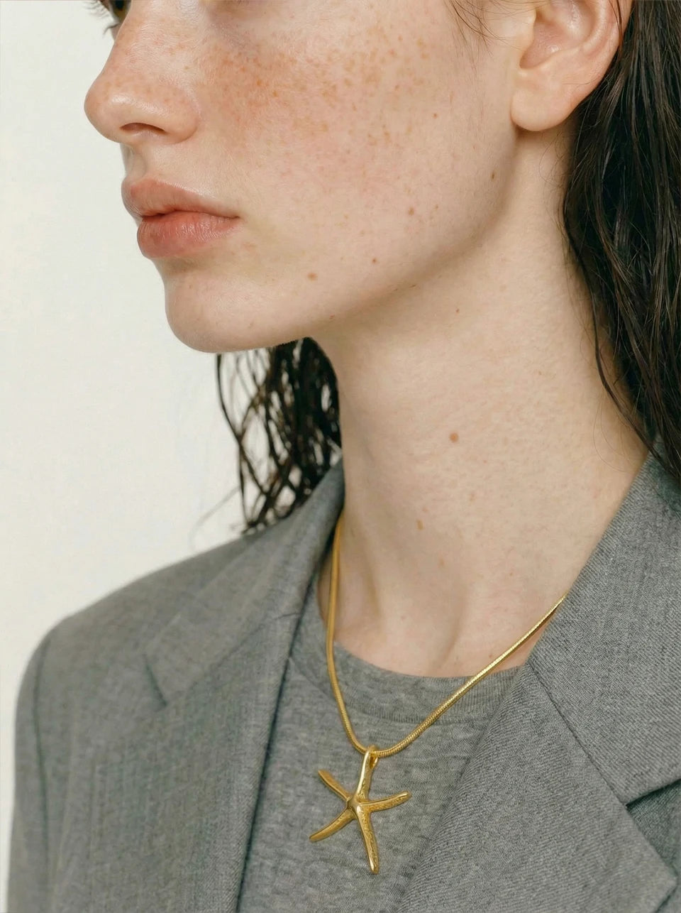 Star geometric necklace in gold-plated stainless steel.