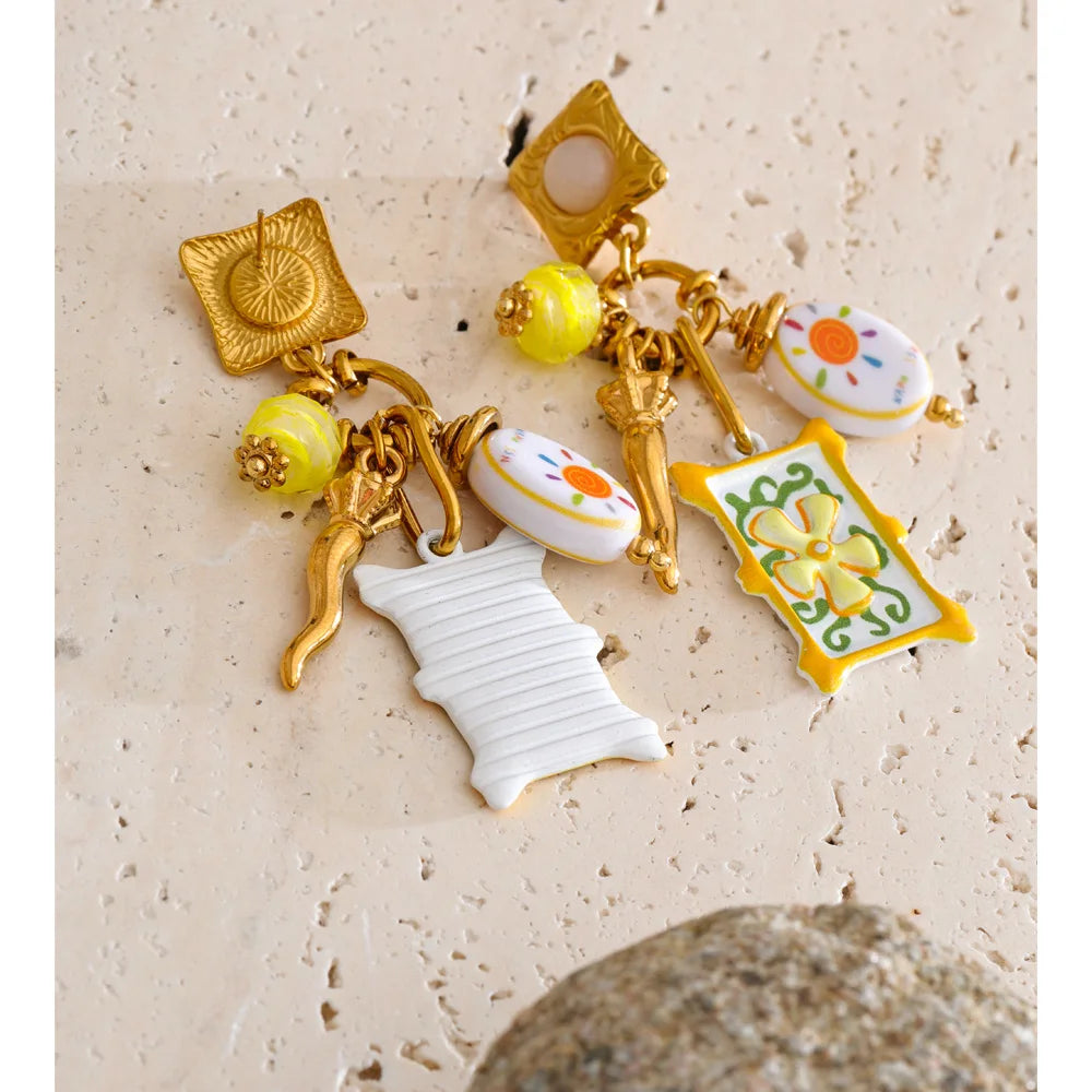 Enamel flower geometric earrings in gold-plated stainless steel with enamel.