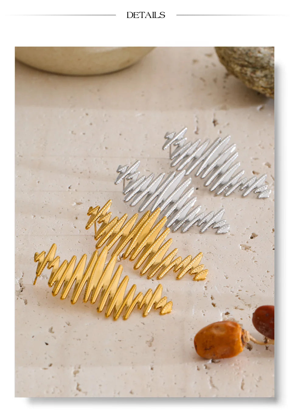 Geometric earrings in gold-plated stainless steel.