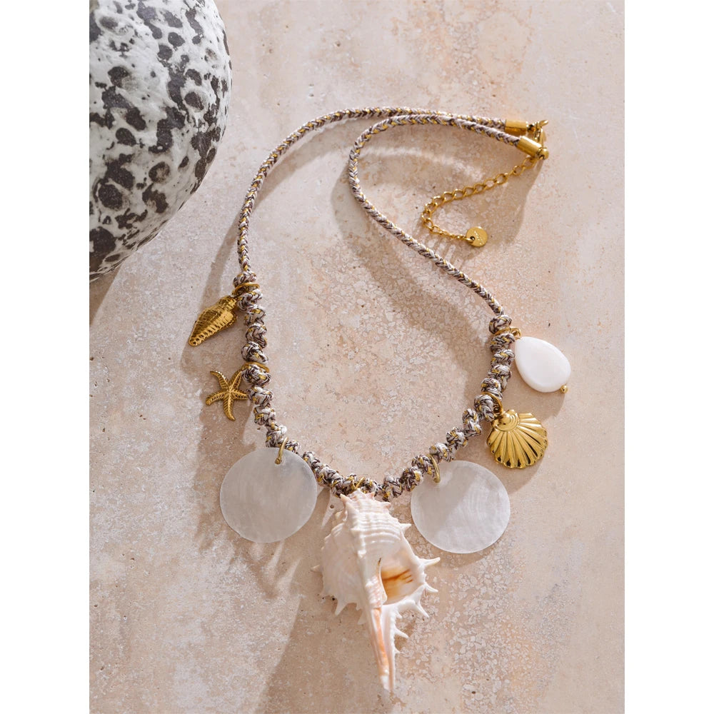 Shell star geometric necklace in gold-plated stainless steel with shell.