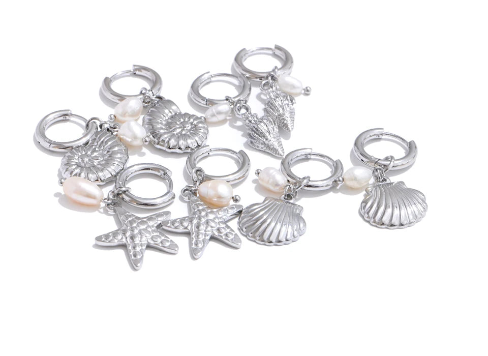 Freshwater pearl shell star earrings in gold-plated stainless steel with freshwater pearl and shell.