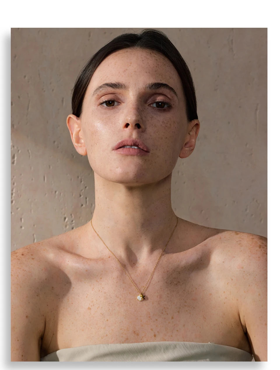 Shell star geometric necklace in gold-plated stainless steel with shell.