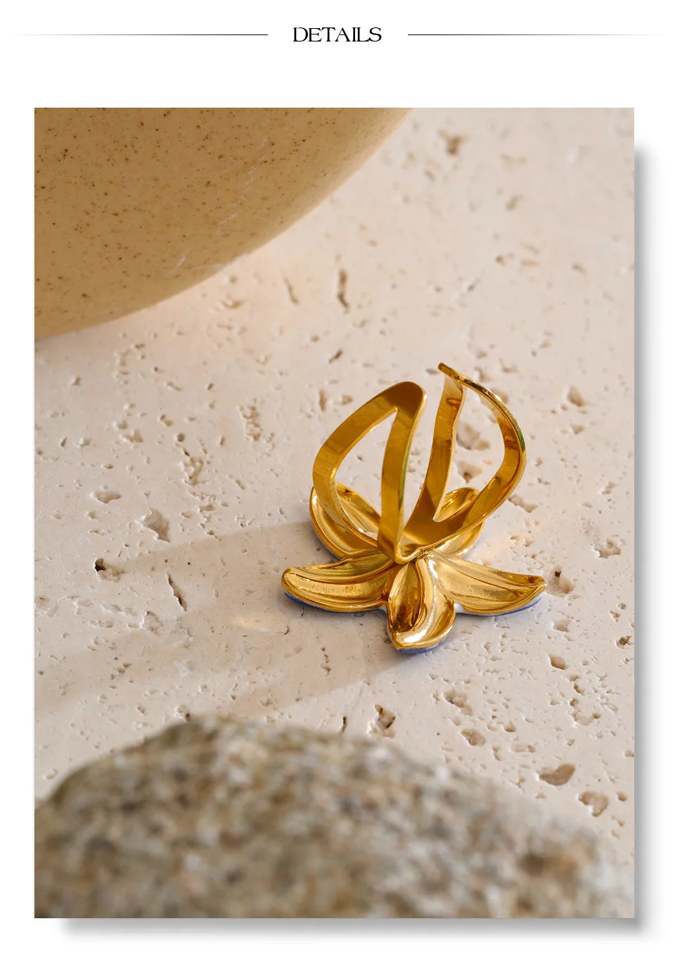Enamel flower ring in 18K gold-plated stainless steel with enamel.