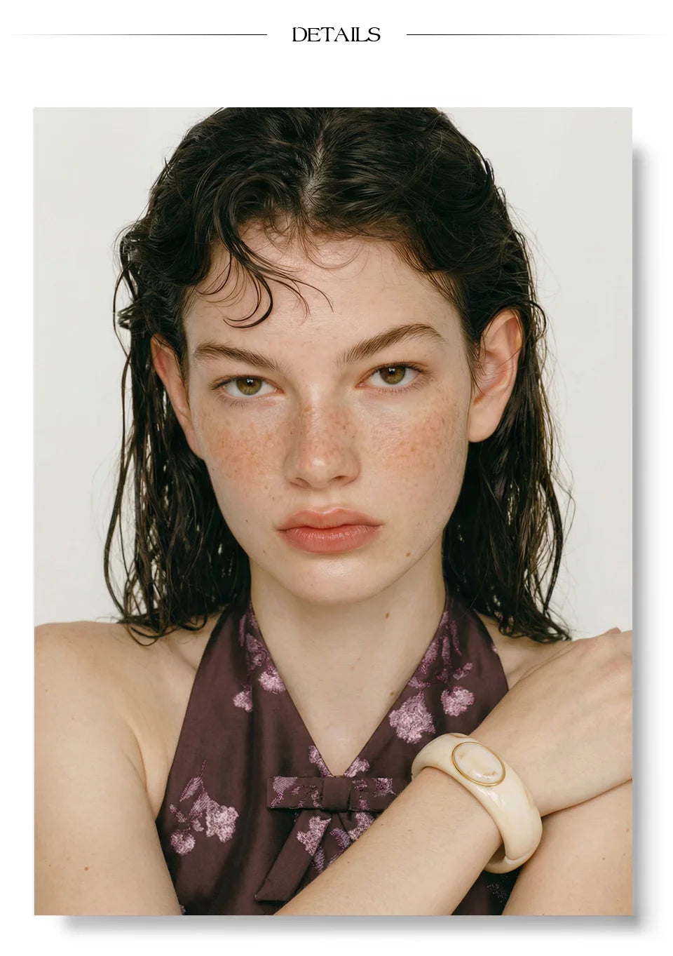 Resin acrylic geometric bracelet in gold-plated stainless steel with resin and acrylic.