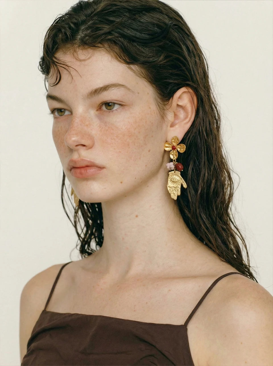 Flower earrings in gold-plated stainless steel.