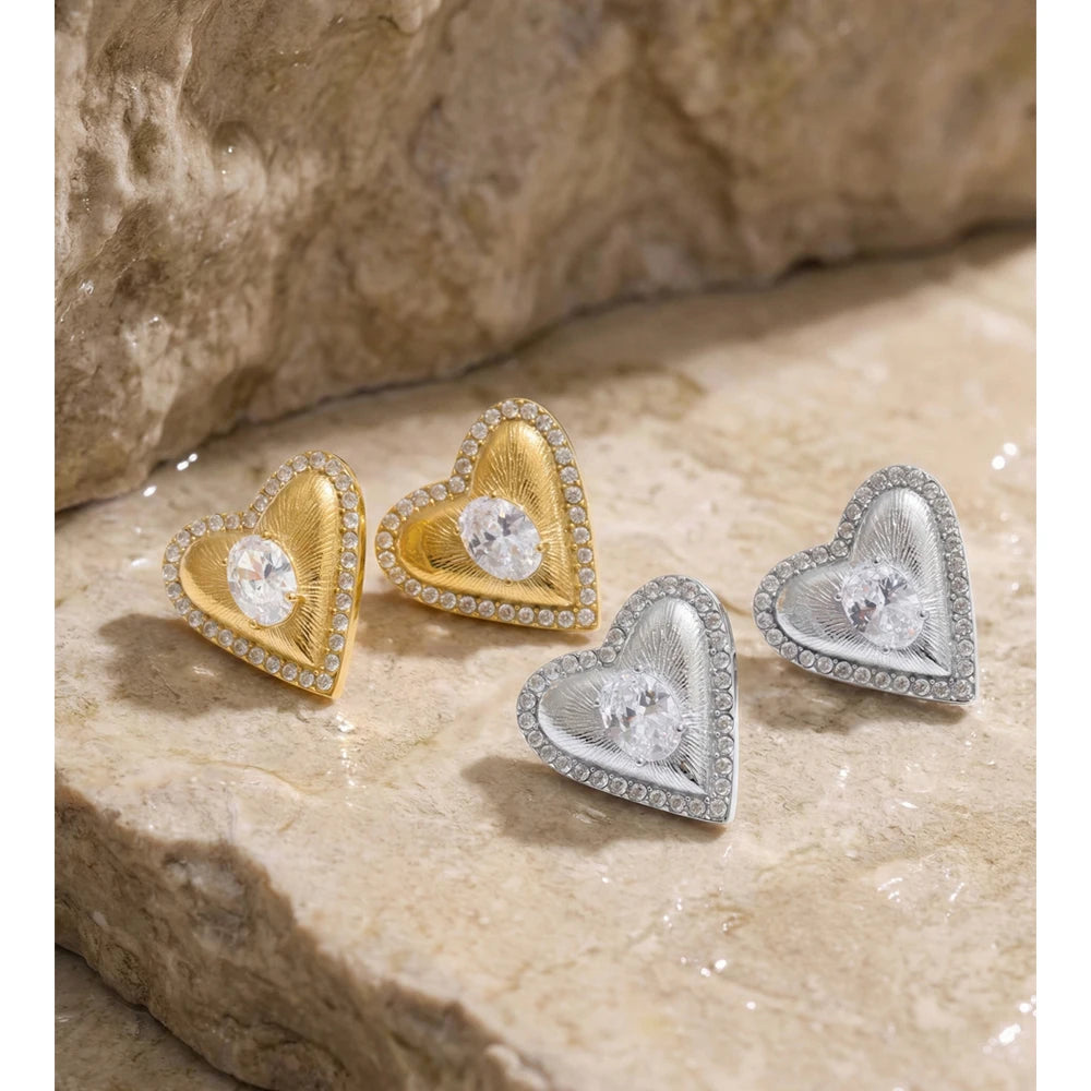 Cubic zirconia heart earrings in gold-plated stainless steel with cubic zirconia.