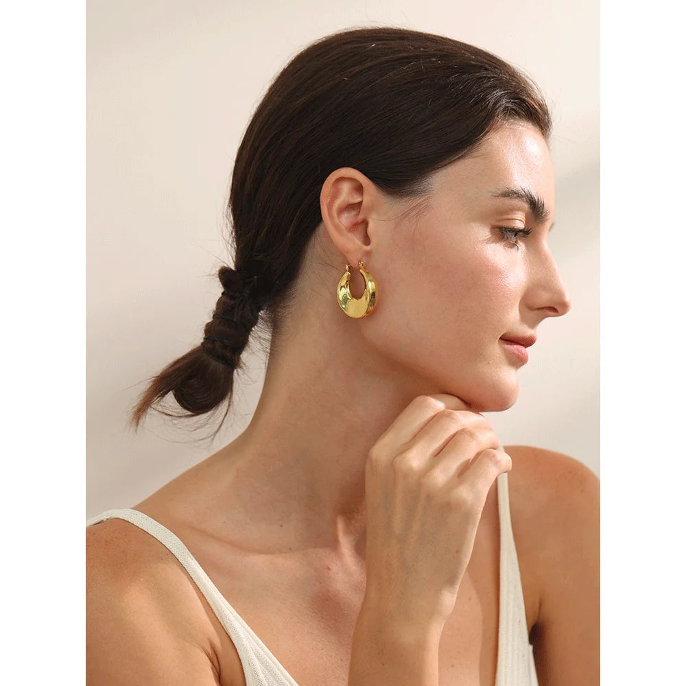 Minimalist geometric earrings in gold-plated stainless steel.