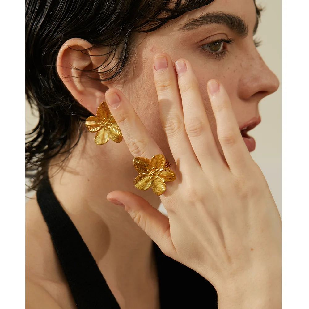 Flower geometric ring in 18K gold-plated stainless steel.