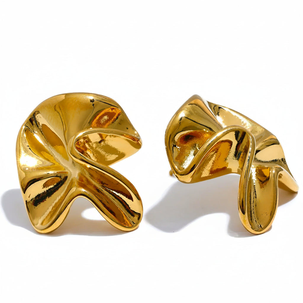 Gold-plated 316l stainless steel earrings shaped like a leaf.