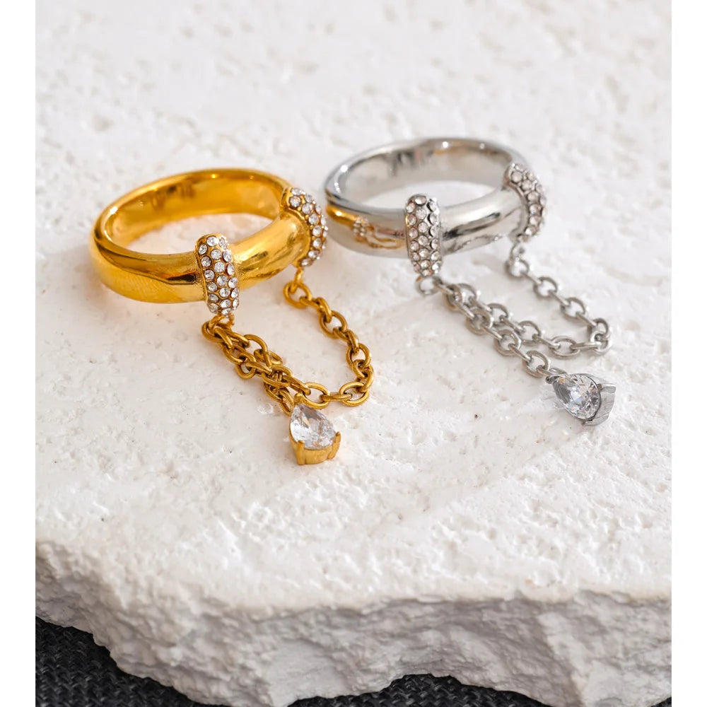 Cubic zirconia geometric chain ring in 18K gold-plated stainless steel with cubic zirconia.