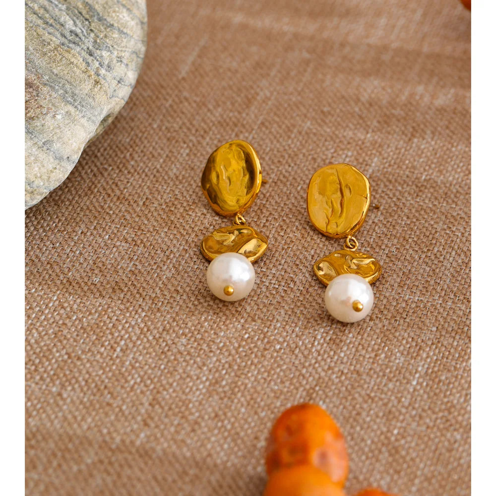 Pearl shell geometric earrings in gold-plated stainless steel with pearl and shell.