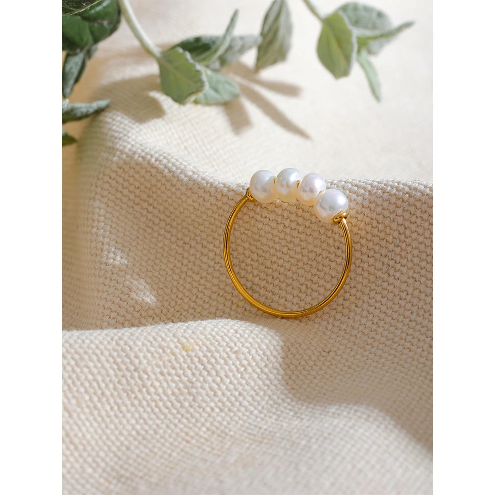 Freshwater pearl geometric ring in 18K gold-plated stainless steel with freshwater pearl.