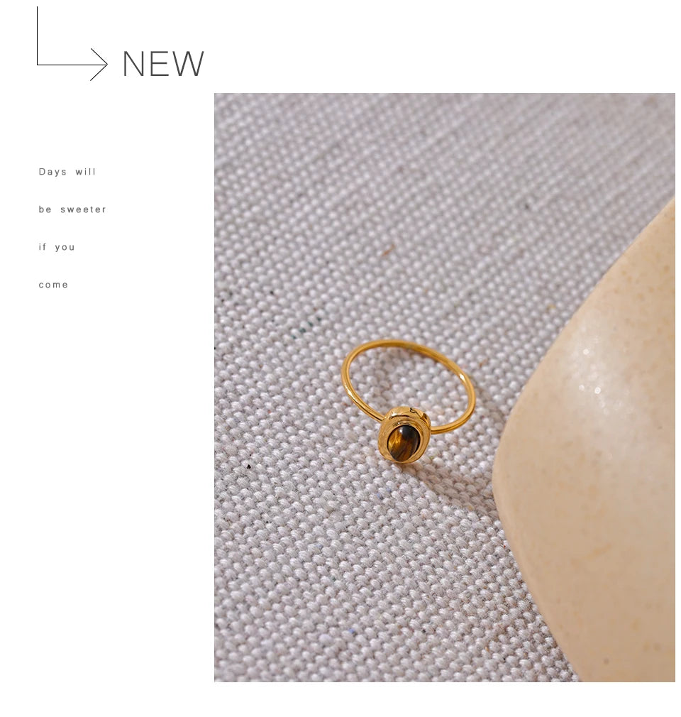Natural stone geometric ring in 18K gold-plated stainless steel with natural stone.