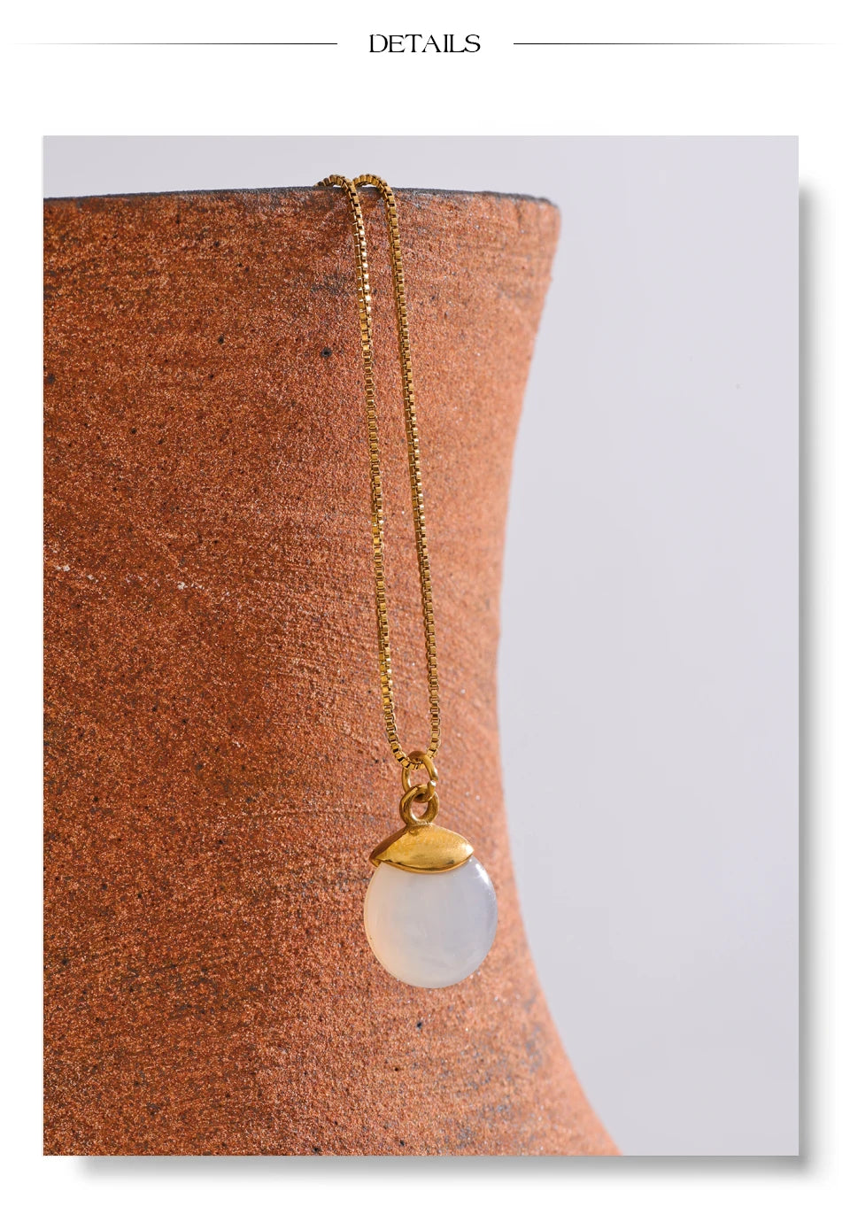 White natural stone geometric necklace in gold-plated stainless steel with natural stone.