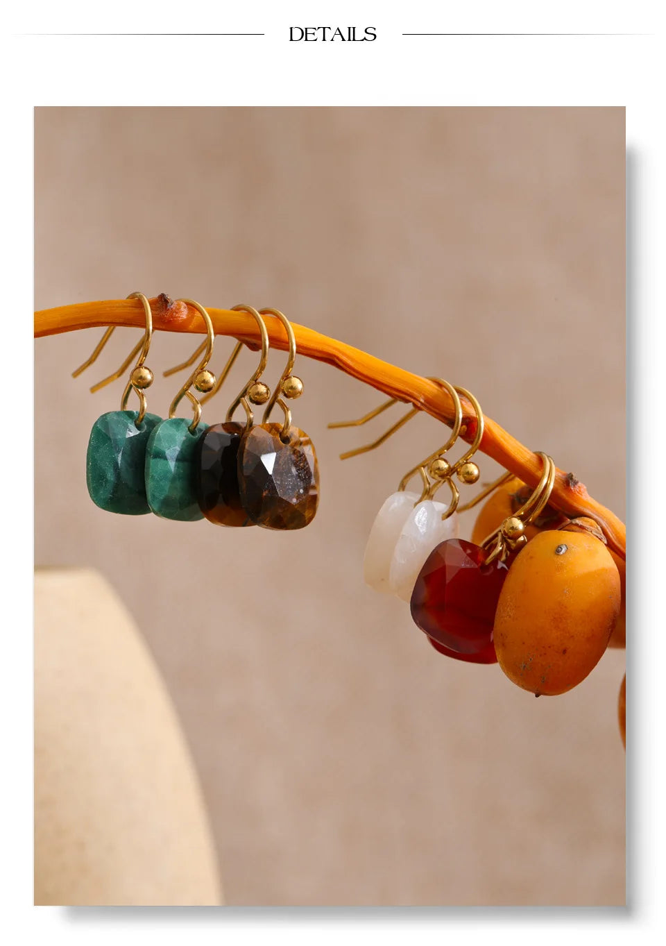 Natural stone geometric earrings in gold-plated stainless steel with natural stone.