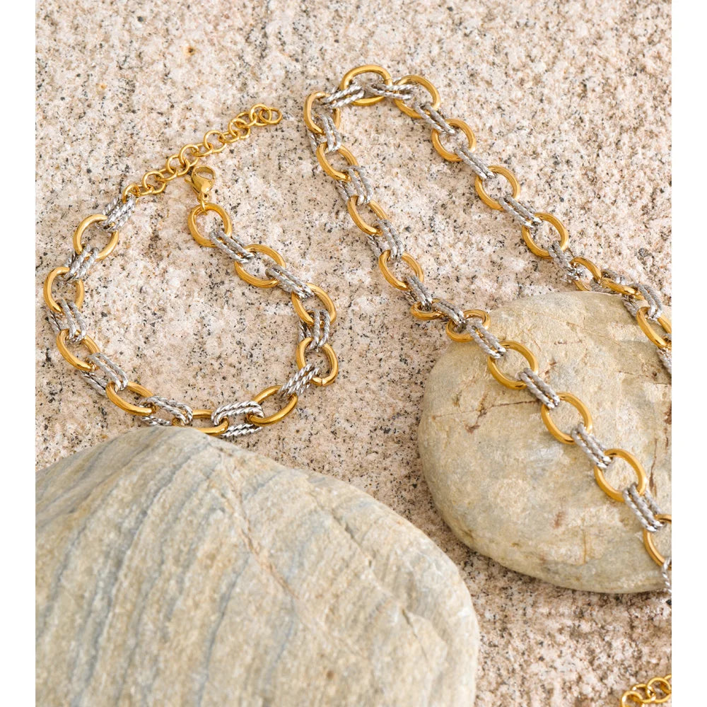 Geometric chain necklace in gold-plated stainless steel.