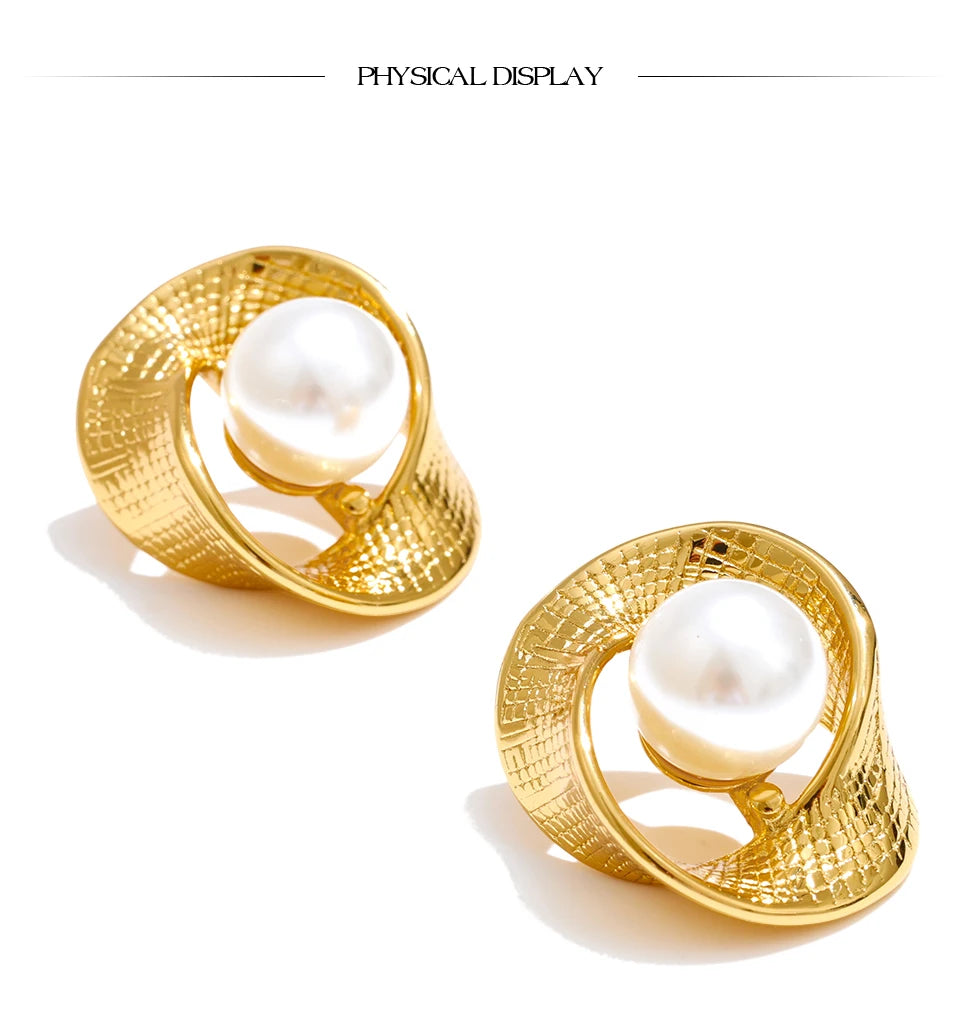Pearl geometric earrings in gold-plated stainless steel with pearl.