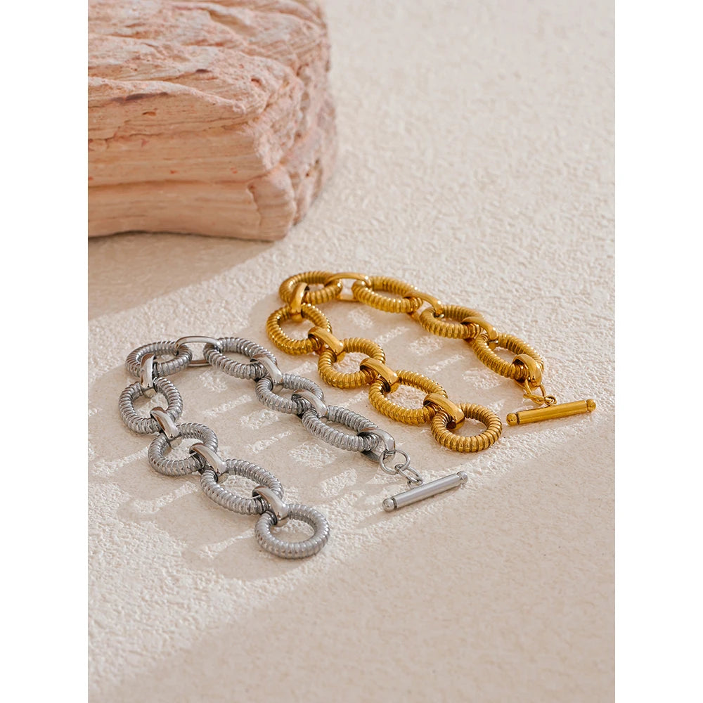 Hammered geometric chain necklace in gold-plated 316L stainless steel.
