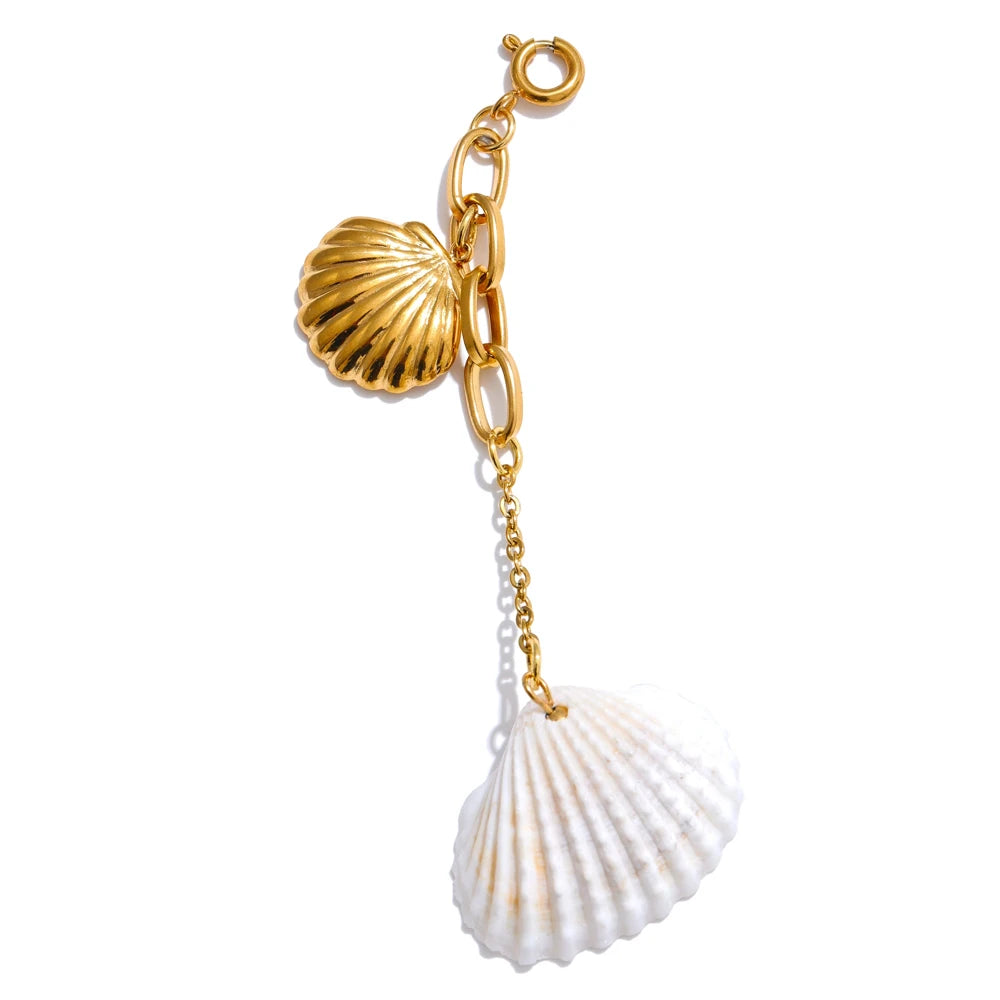 Shell star moon necklace in gold-plated stainless steel with shell.